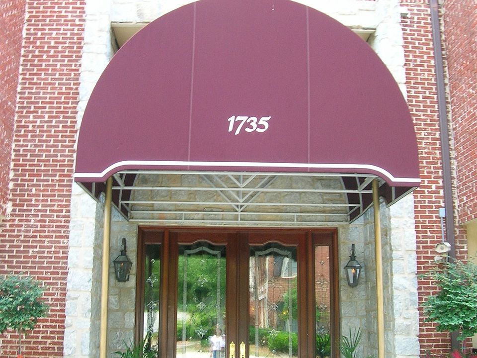 The welcoming and traditional entrance to this luxurious complex- Brookwood Pl