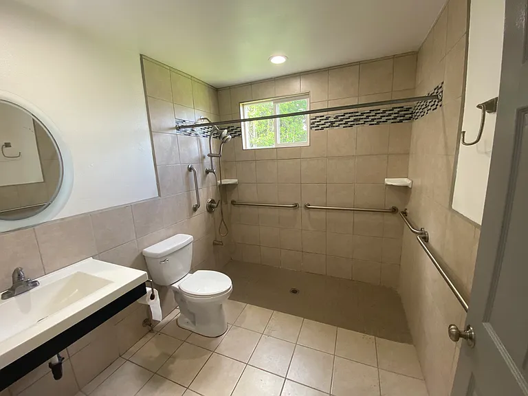 Main bathroom with easy access and safety features for family or friend with mobility concerns