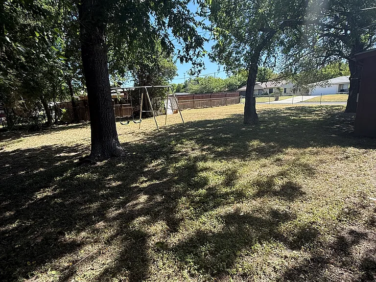 933 Edwards St — Photo 22