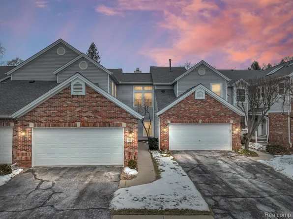 1111 Fairways Blvd, Troy, MI 48085