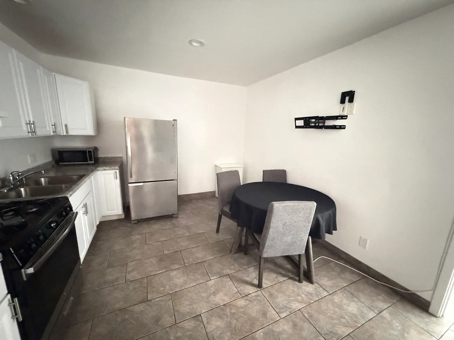 1 bed, 450 sqft, $1,600 — Photo 4