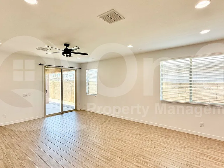 16416 W Saguaro Park Ln — Photo 4