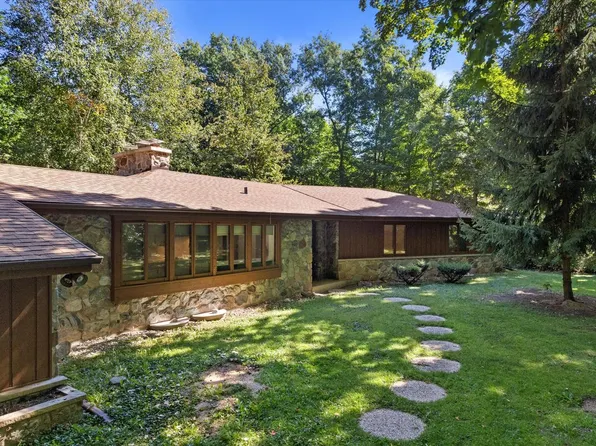 320 Douglas LANE, Cedarburg, WI 53012