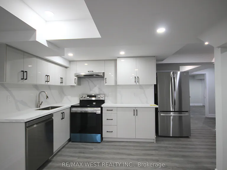 152 The Queensway #BASEMENT — Photo 9