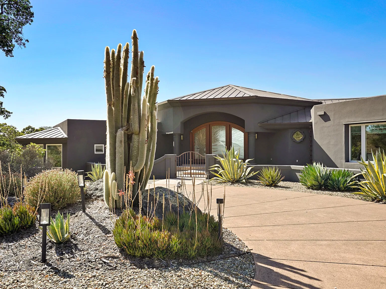 3 bed, 3.5 bath, 3877 sqft, $19,500 — Photo 3