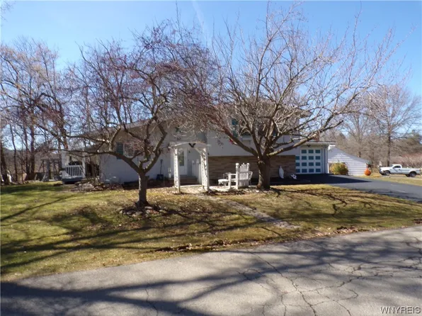 10 Meadowbrook Ct, Wellsville, NY 14895