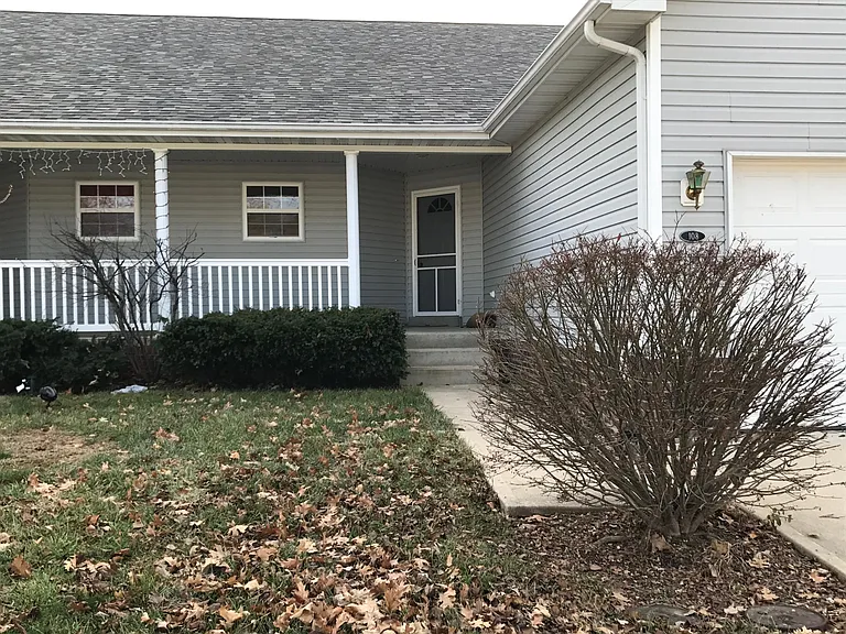 108 E Hunters Rdg — Photo 1