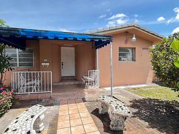 3rd image of 2027 SW 23rd St #2027