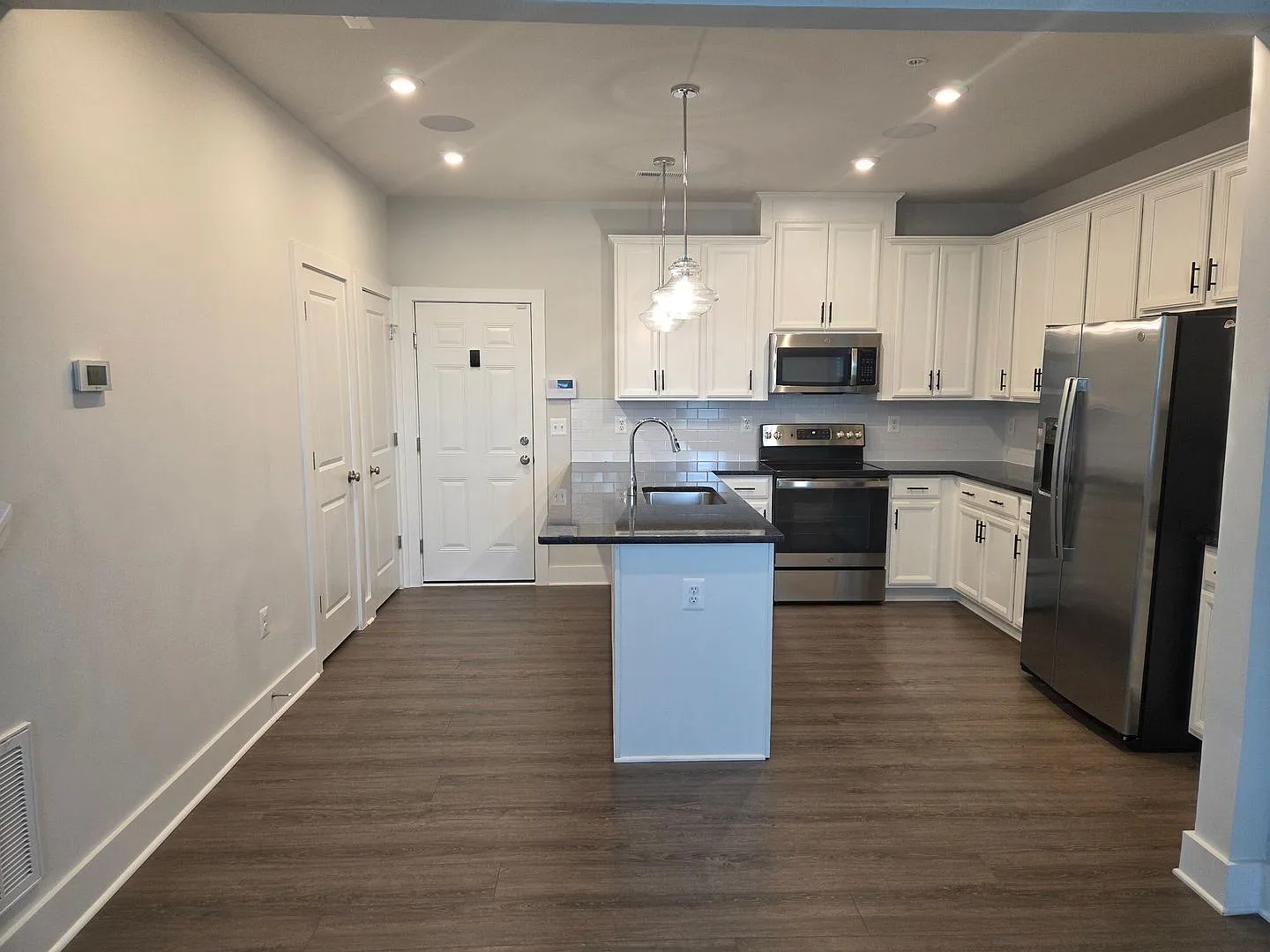 Modern 2 Bed 2.5 Bath Townhouse- VCU Area — Photo 4