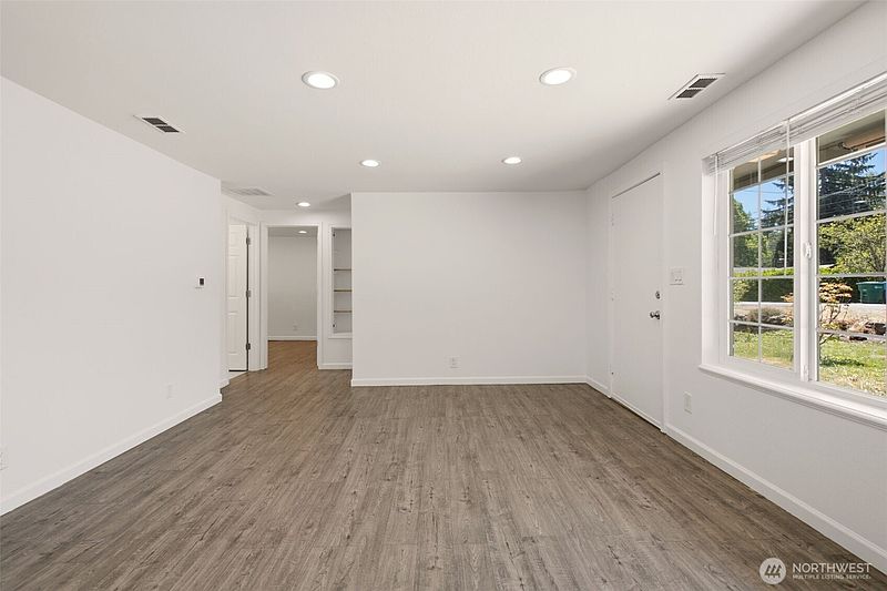 3rd image of 15520 32nd Avenue NE