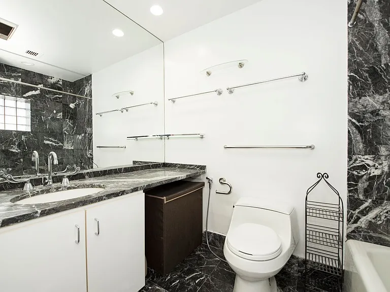 216-218 E 47th St #21A — Photo 8
