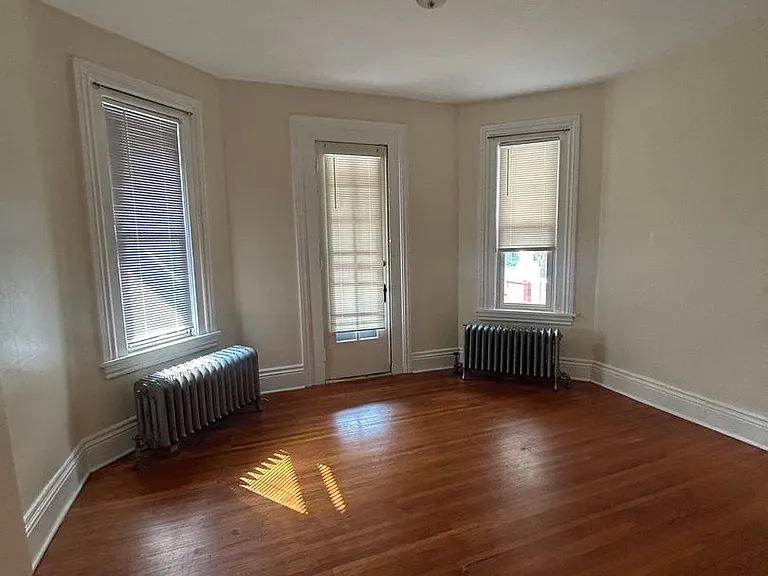 52 Rowley St — Photo 10