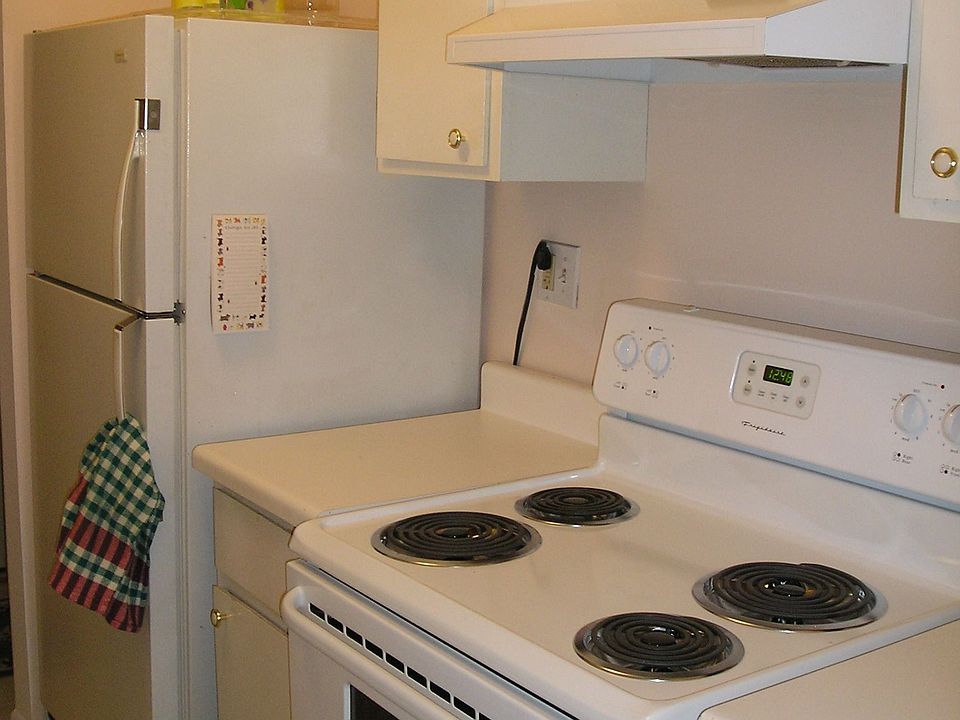 2nd image of 1806 Hemlock Pl APT 211