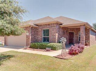 1113 Edgewater Dr, Azle, TX 76020