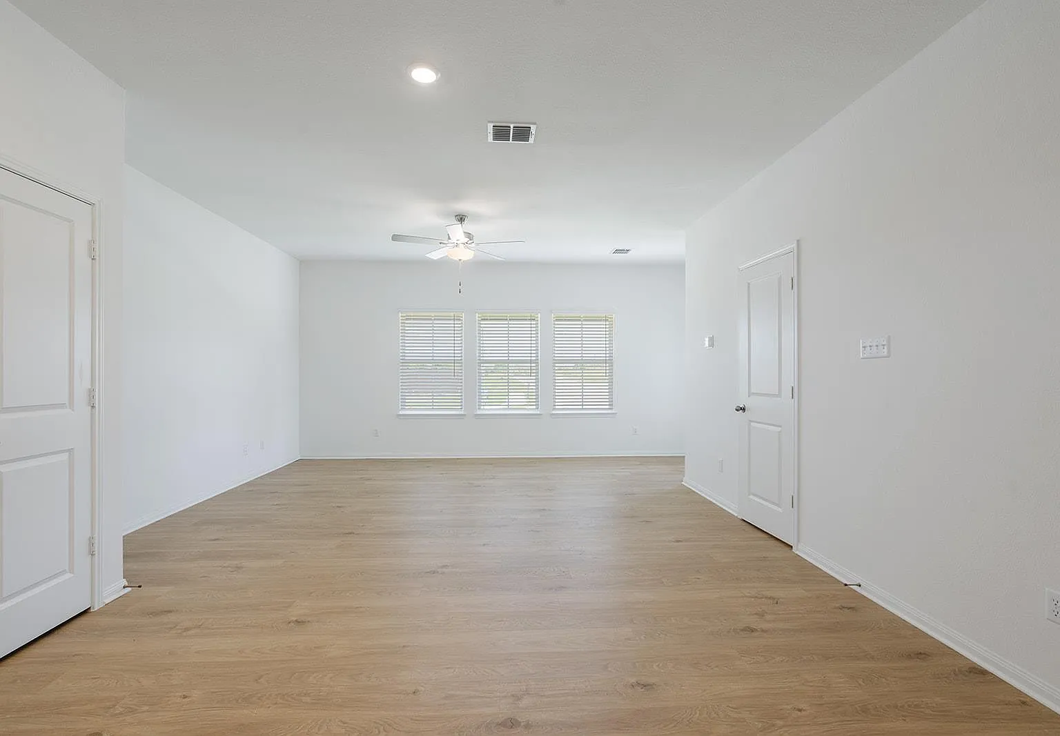 3 bed, 2.5 bath, 1508 sqft, $2,085 — Photo 2