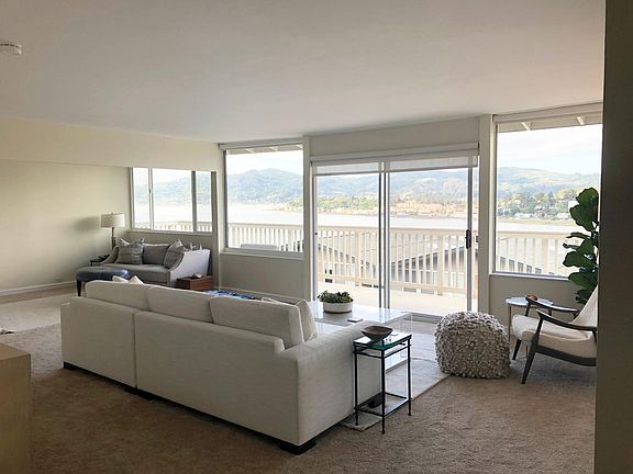 Living Room & TV / office nook