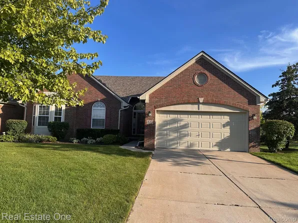 820 Woodhaven Dr, Walled Lake, MI 48390