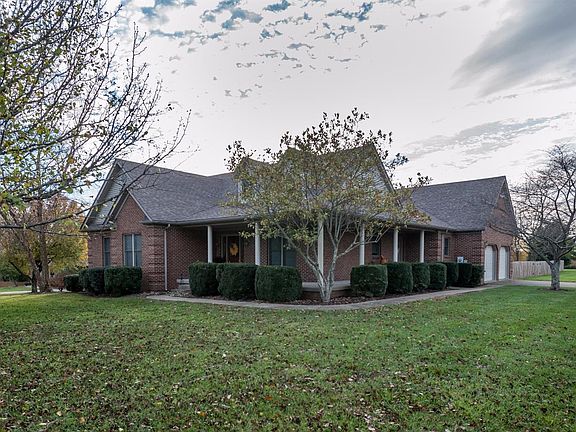 3rd image of 808 Lakeview Dr