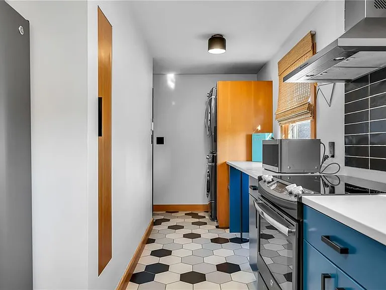 1 Collins Ter — Photo 12