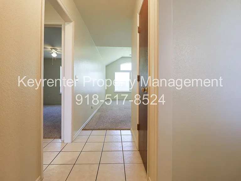 318 E Will Rogers Blvd — Photo 3