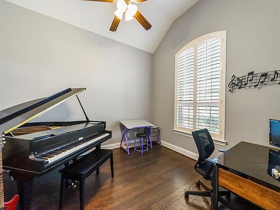 3rd image of 3931 Pebble Heights Ln