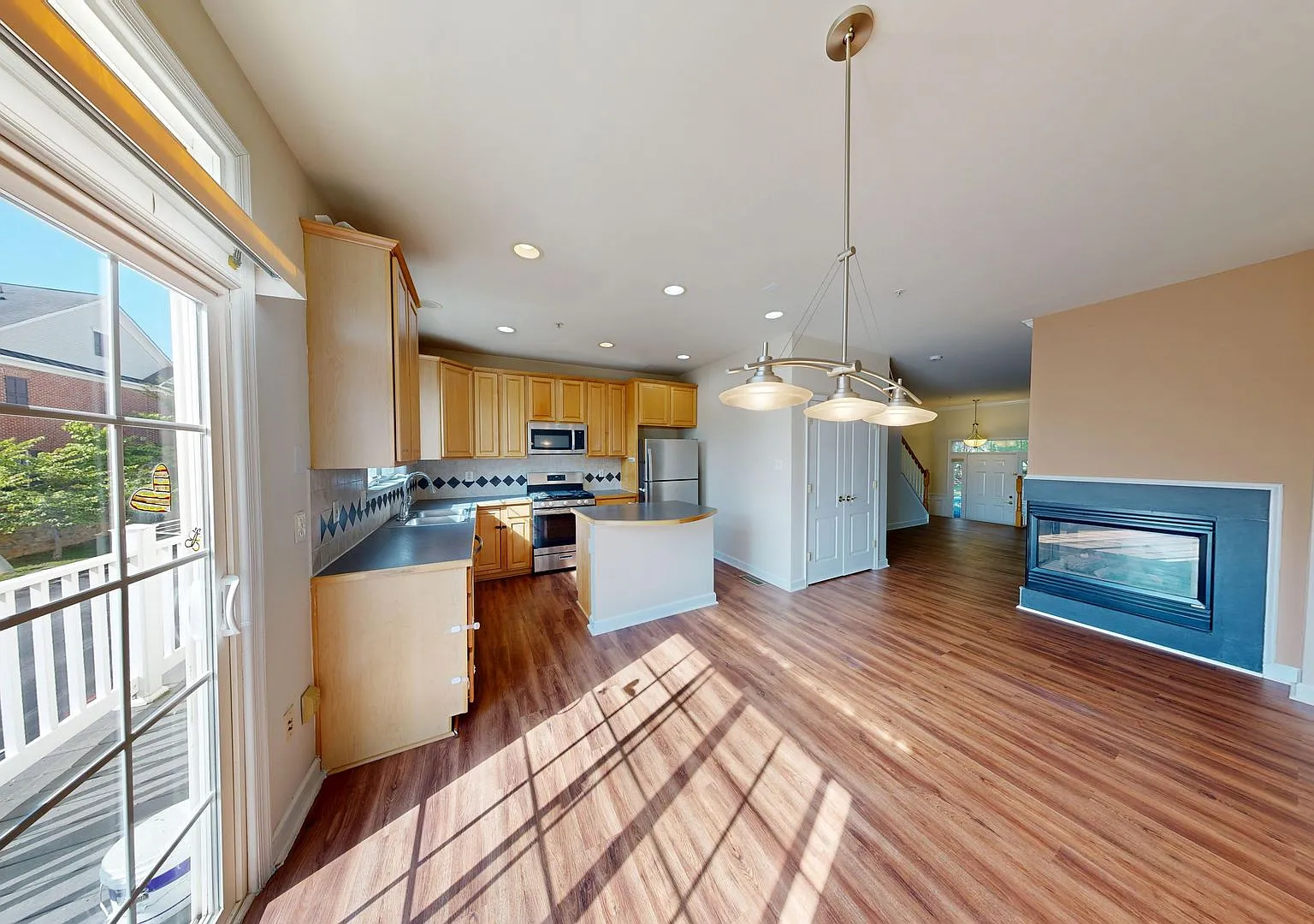 Beautiful Three Bedroom/2Full+2half baths - Garage Townhouse in King Farm! — Photo 2
