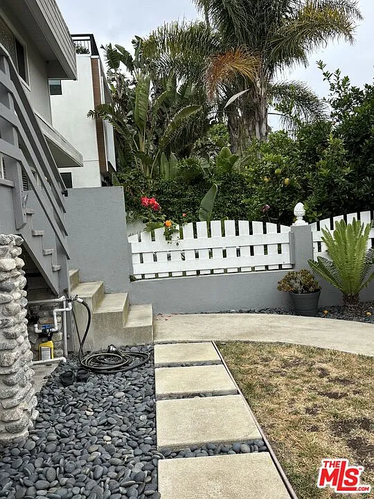 3 bed, 2.0 bath, 1140 sqft, $6,000 — Photo 2