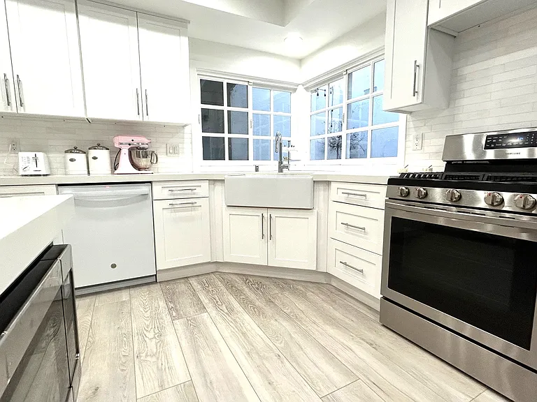 446 Vista Roma — Photo 3