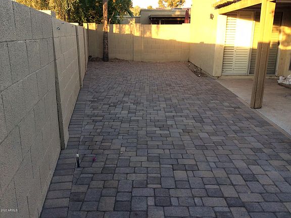 4th image of 1402 E Gardenia Dr