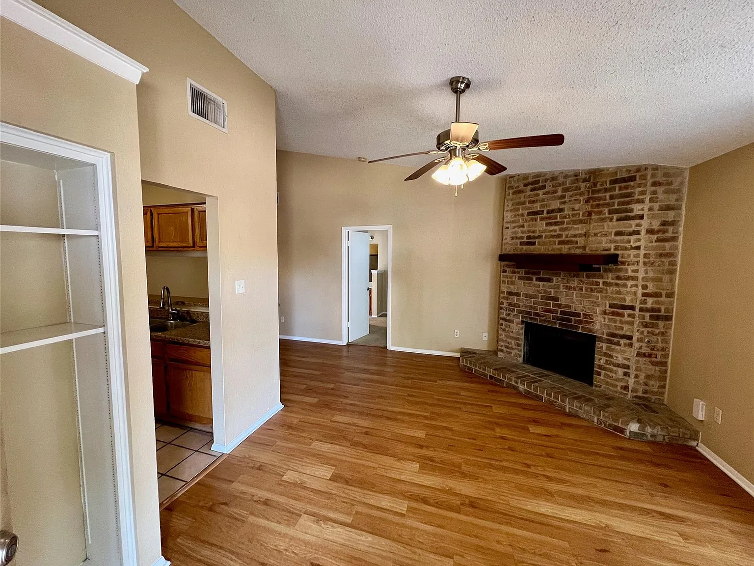 2 bed, 2.0 bath, 889 sqft, $1,395 — Photo 3