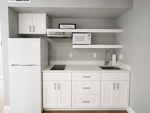 3rd image of 6425 Southpoint Dr #1