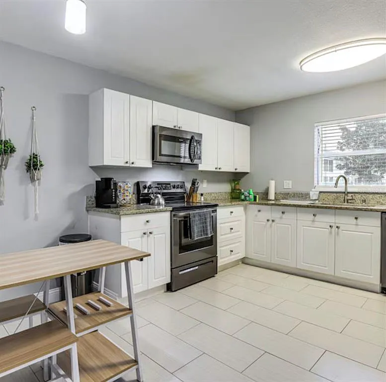 3 bed, 2.5 bath, 1670 sqft, $1,895 — Photo 4