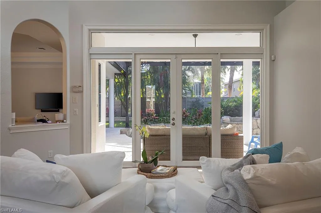 5 bed, 4.5 bath, 3786 sqft, $6,400 — Photo 2
