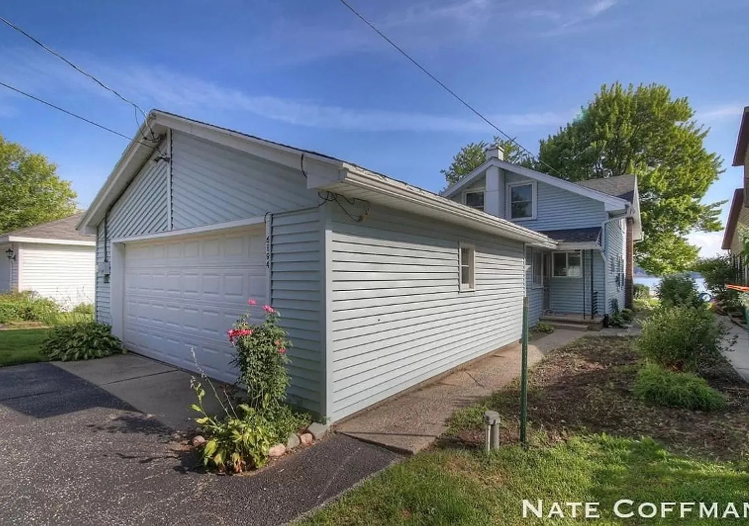Lakefront 4 bed 2 bath home — Photo 4