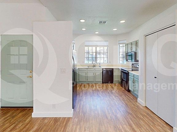 2nd image of 941 E Park Ave