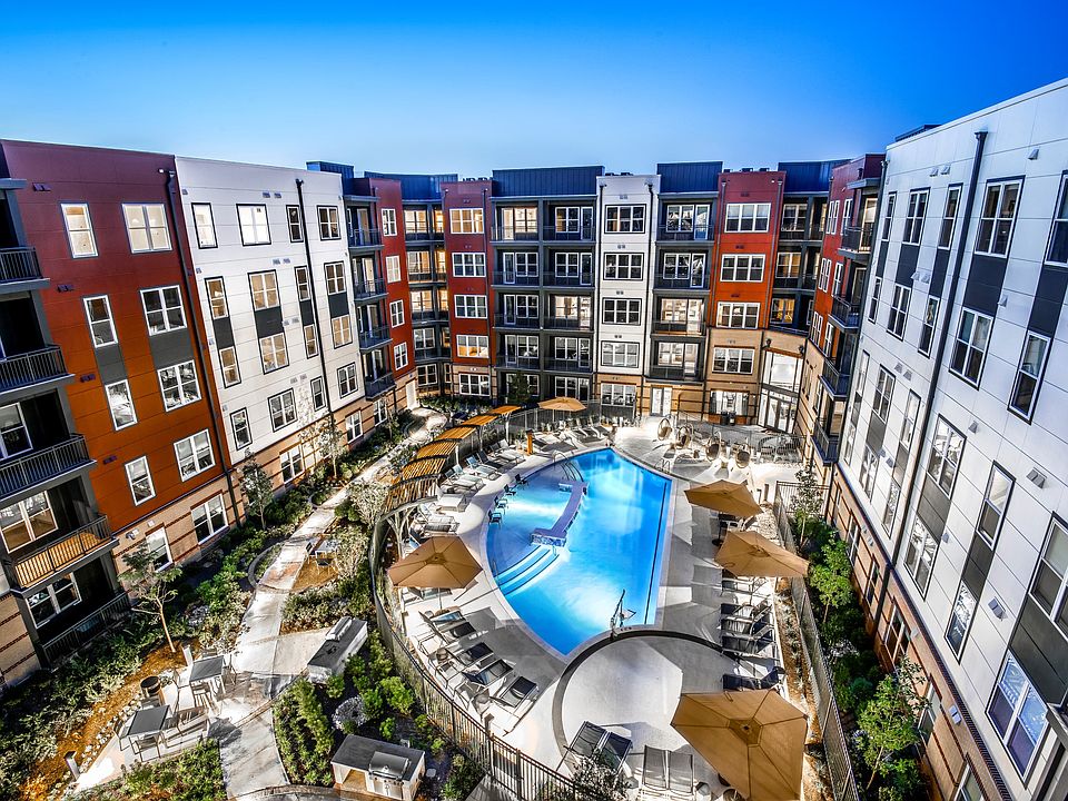 The Edition pool and lounge