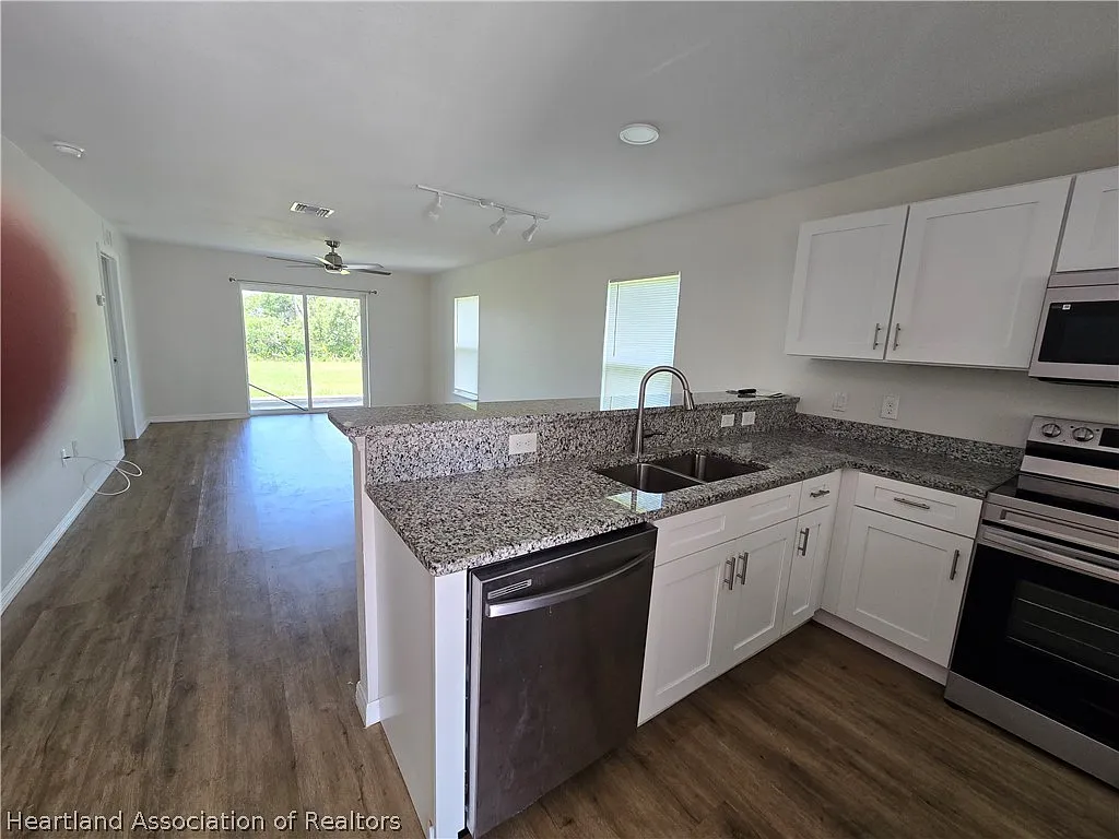 2 bed, 2.0 bath, 1006 sqft, $1,500 — Photo 2