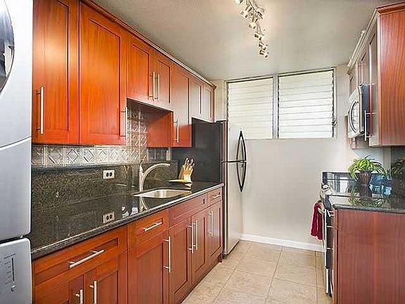Granite counter tops, stainless steel appliances