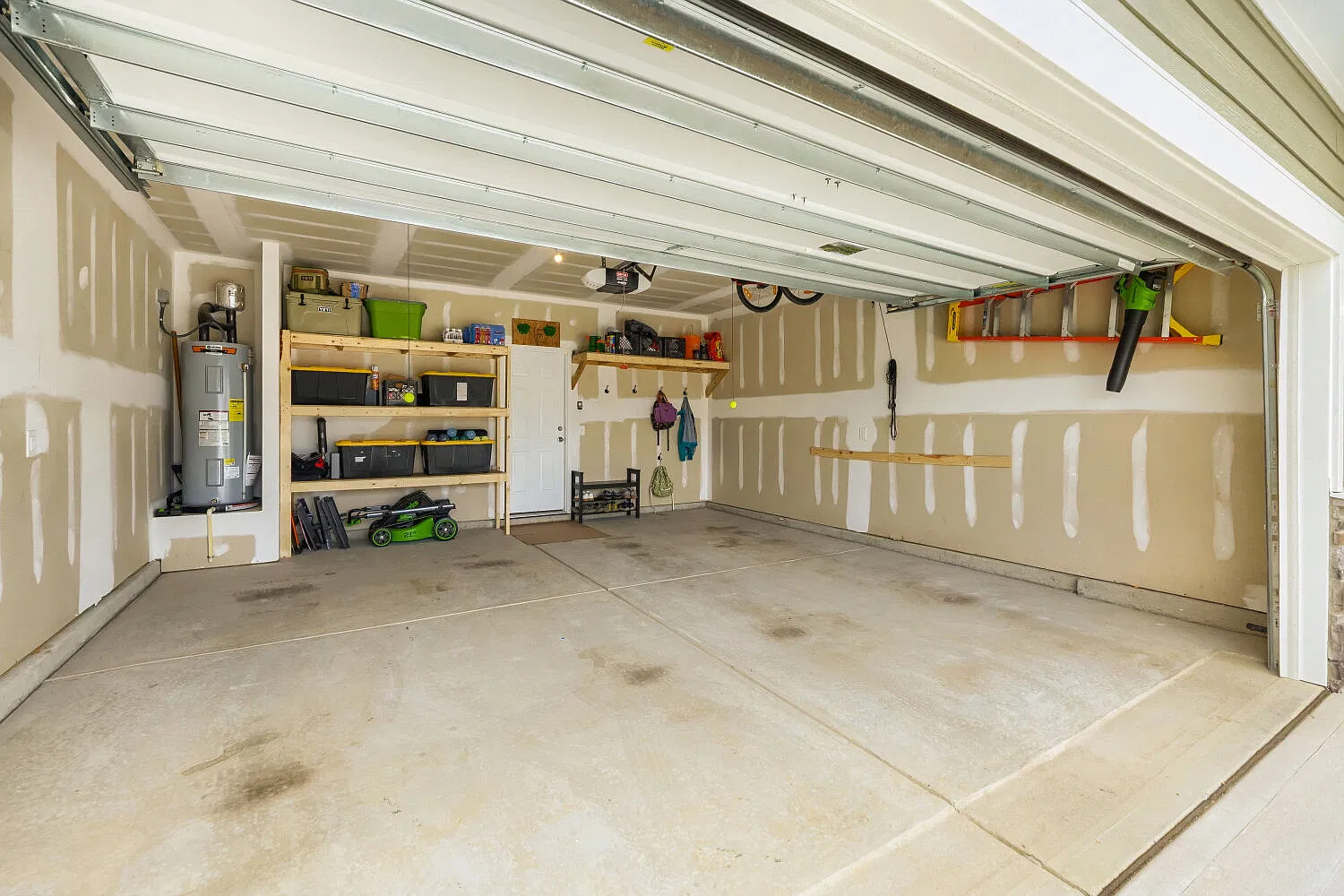 3 bed, 2.5 bath, 2439 sqft, $2,350 — Photo 4