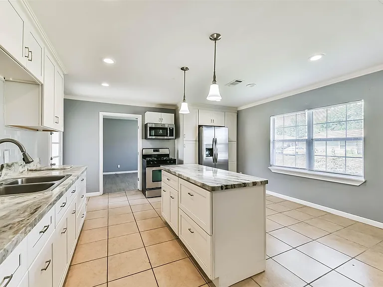 938 Vivian Ave — Photo 12