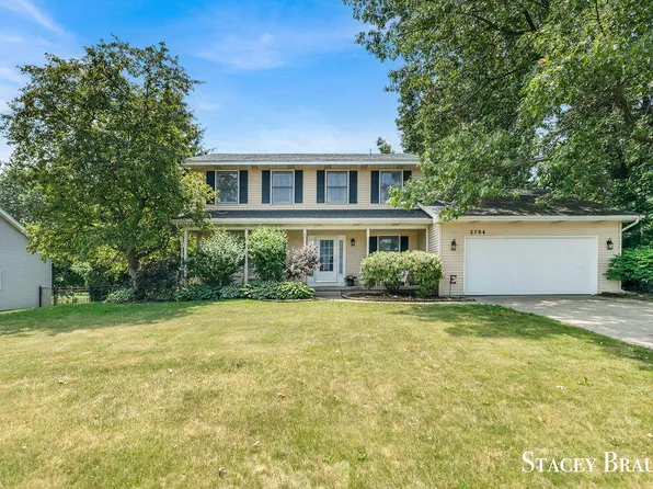 2704 Curtice Wood Dr NE, Grand Rapids, MI 49525
