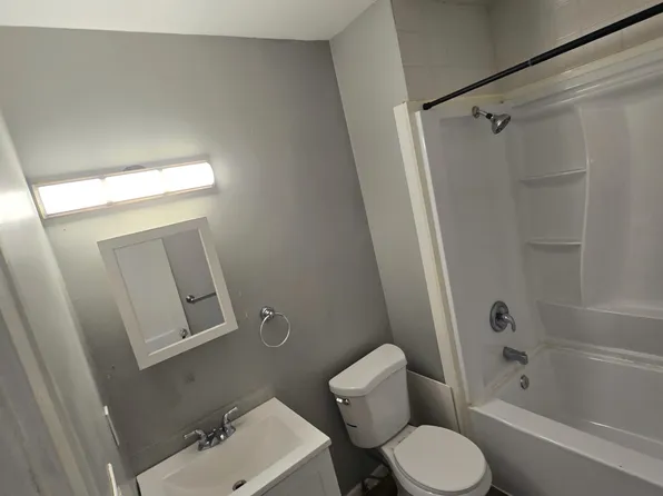 4060 E 44th St APT 3, Newburgh Heights, OH 44105