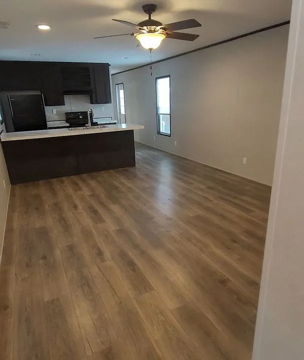 1000 Dickinson Mobile Home Park