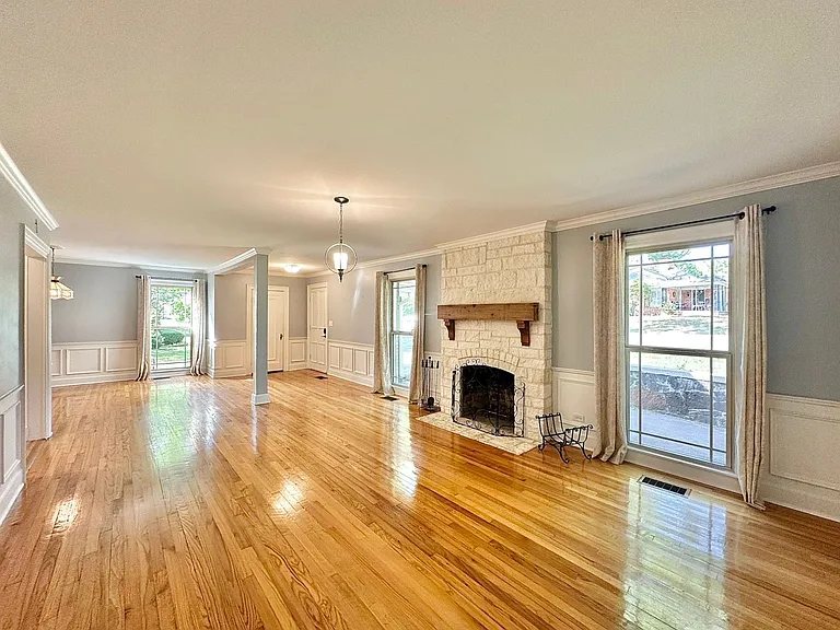 802 Hamvasy Ln — Photo 9