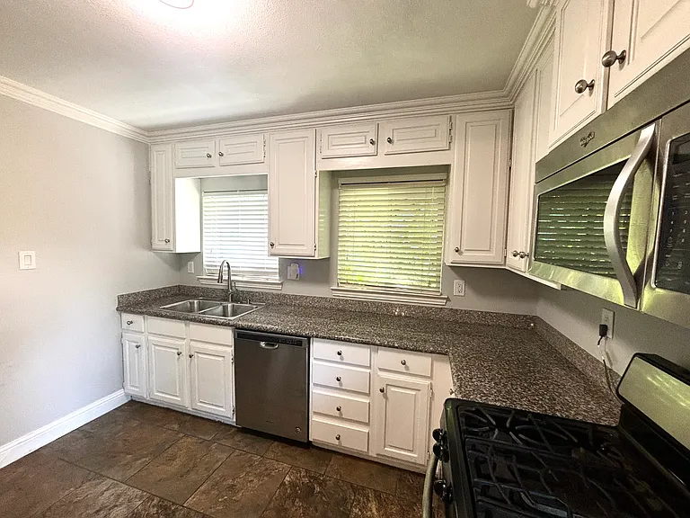 3835 Hawick Ln — Photo 6