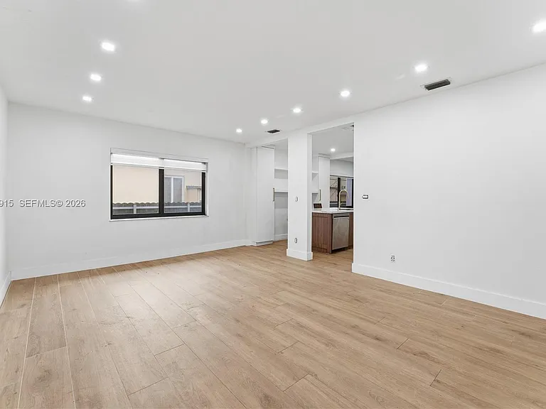 121 SW 71st Ave — Photo 27