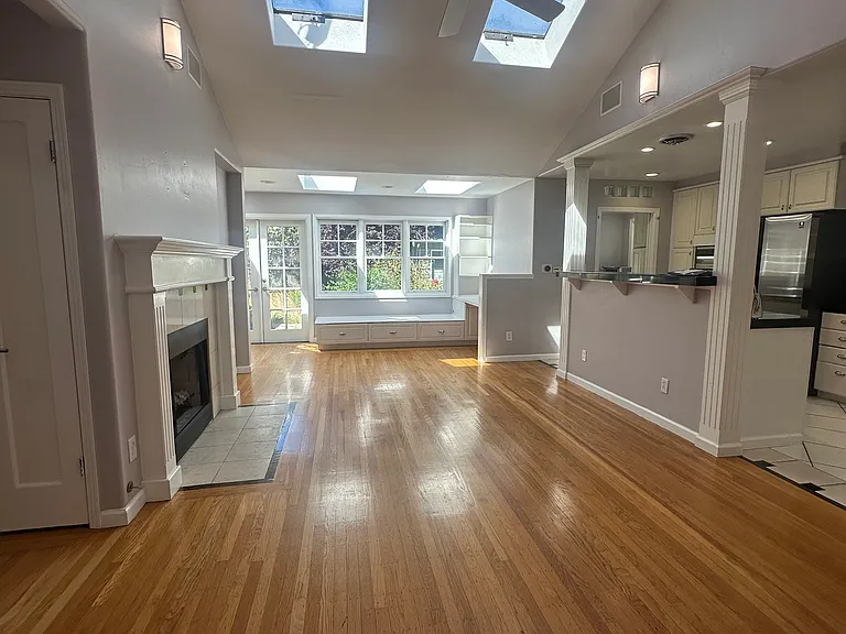 1613 Mariposa Ave — Photo 4