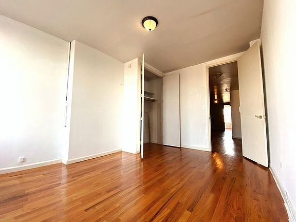 3rd image of 141 Thames St APT 4