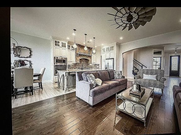 2nd image of 1408 N Wisteria Ter