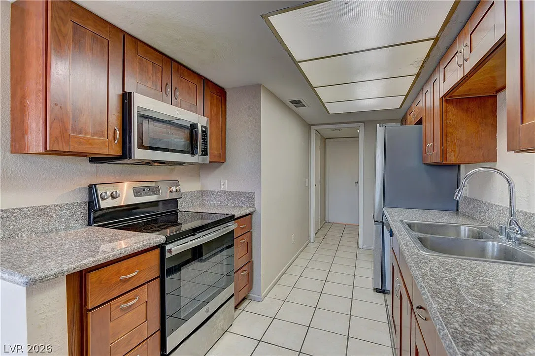 2 bed, 2.5 bath, 1365 sqft, $1,600 — Photo 4
